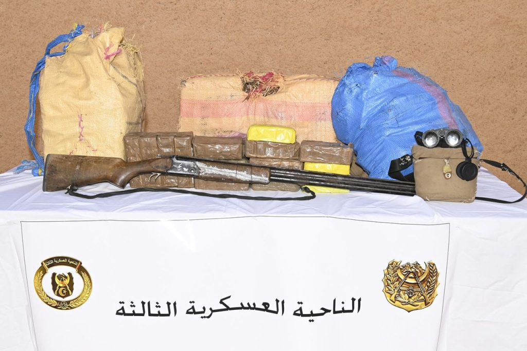 الجيش الجزائري يكشف كمية الكيف المسترجَعة بعد القضاء على مهربين مغاربة في بشار