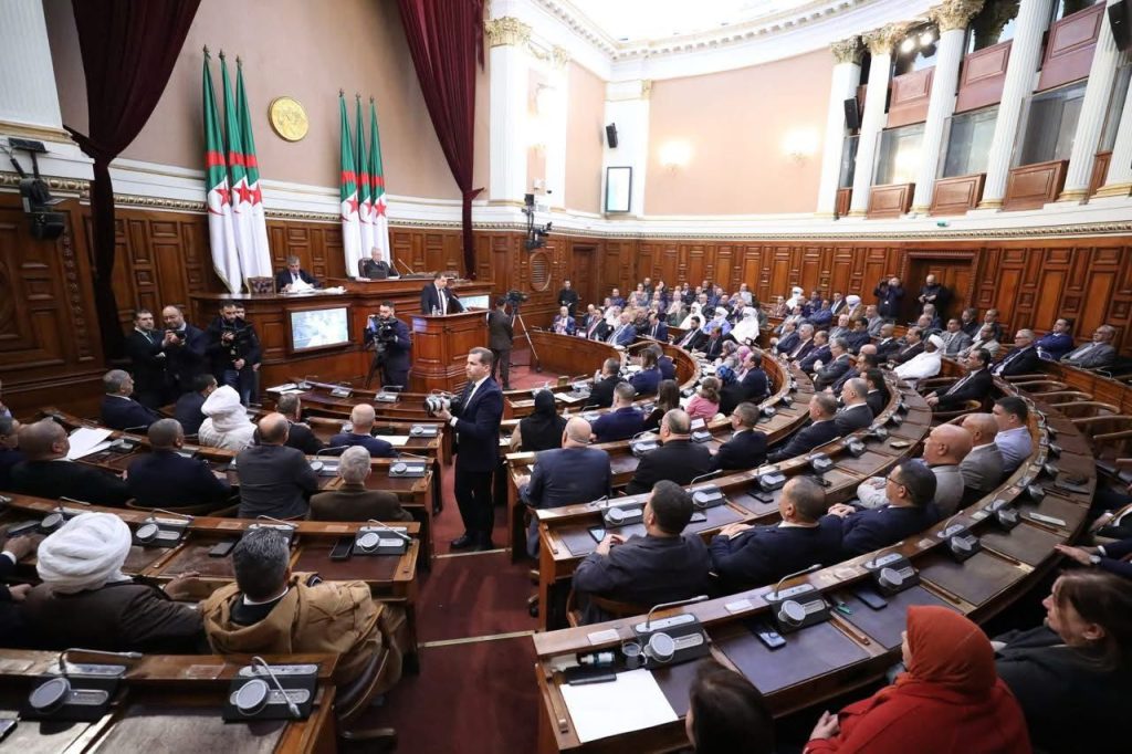 مع التحفُّظ على 13 مادة منه.. مجلس الأمة الجزائري يصادق على قانون تجريم الاستعمار الفرنسي