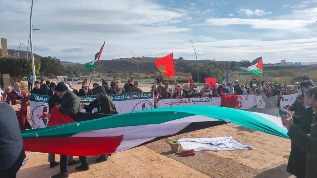 مغاربة ضد التطبيع ينتفضون على الحدود المغربية الجزائرية.. ضابط إسرائيلي يقف وراء رفع علم الاحتلال .. ؟
