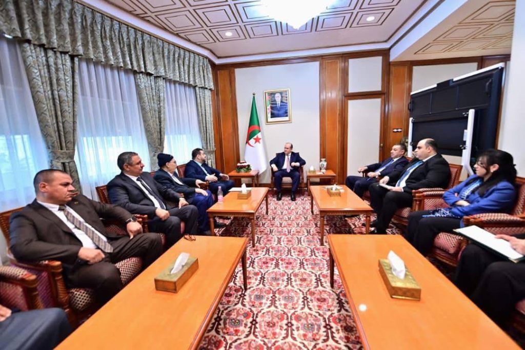 الوزير الأول الجزائري يجتمع بممثلي نقابة سائقي الأجرة