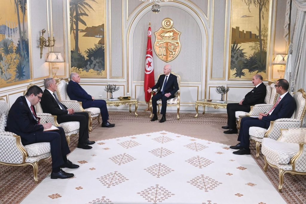 وزير الخارجية الجزائري أحمد عطاف يحظى باستقبال من قبل الرئيس التونسي