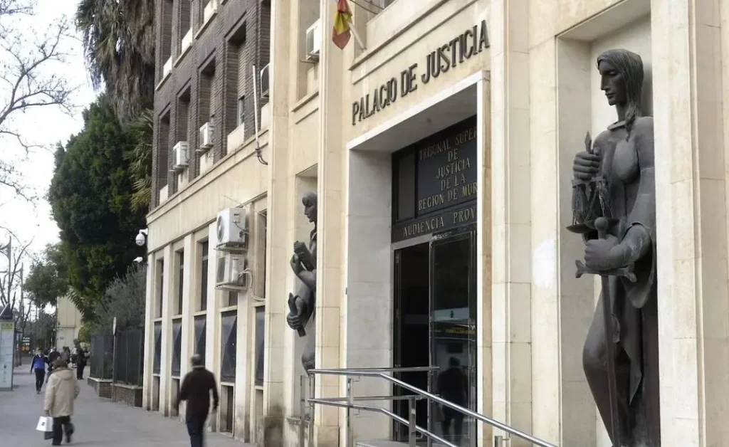 تنفيذًا لحكم قضائي في قضية تحرش.. إسبانيا تحجز حسابات بنكية للقنصلية المغربية في مورسيا