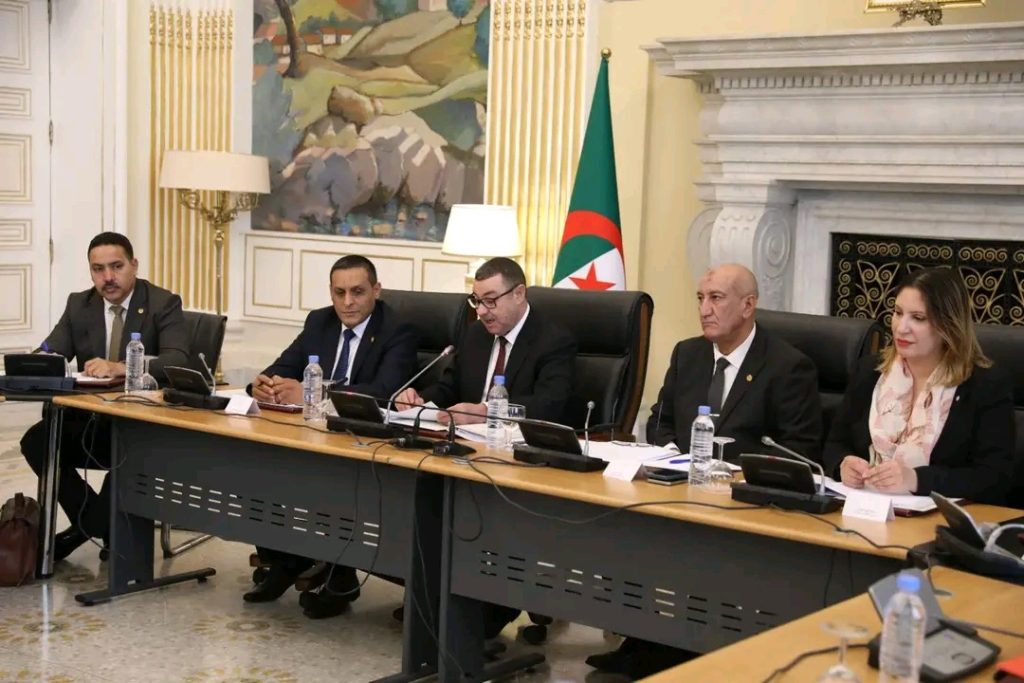 وزير الداخلية الجزائري يعرض مشروع قانون المرور على مجلس الأمة