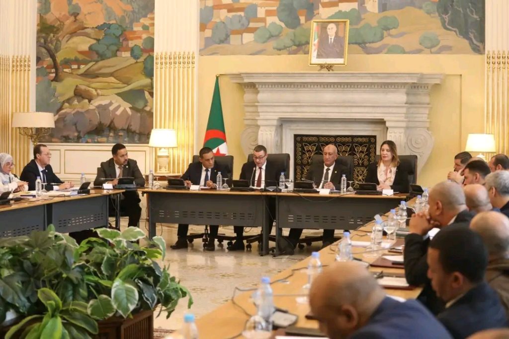 وزير الداخلية الجزائري يعرض مشروع قانون المرور على مجلس الأمة