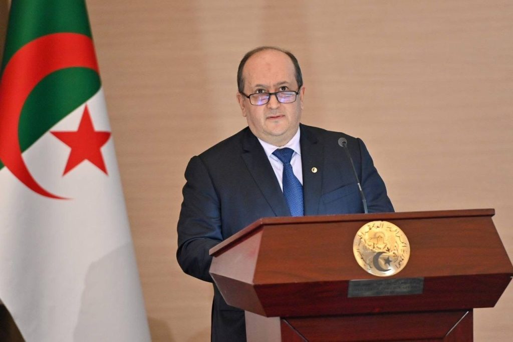 الوزير الأول الجزائري يسدي توجيهات صارمة لرؤساء المراكز القنصلية