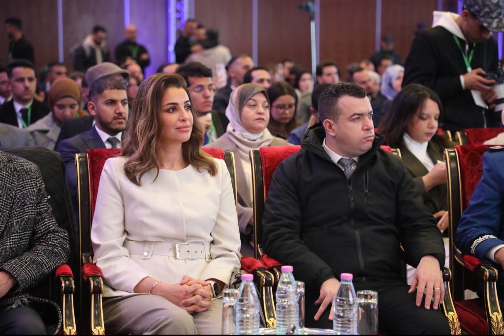 الشباب الجزائري في مواجهة القوة الناعمة : معادلة الهوية والتأثير