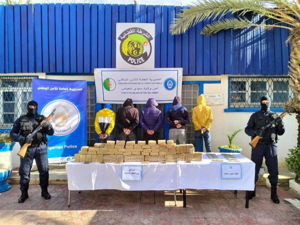 الأمن الجزائري يضع حدا لنشاط شبكة تروج الحشيش المغربي غرب البلاد