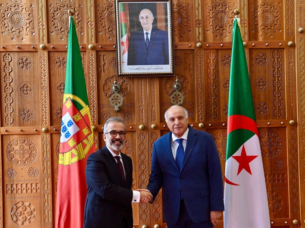 وزير الخارجية الجزائري يبحث مع نظيره البرتغالي تعزيز العلاقات الثنائية