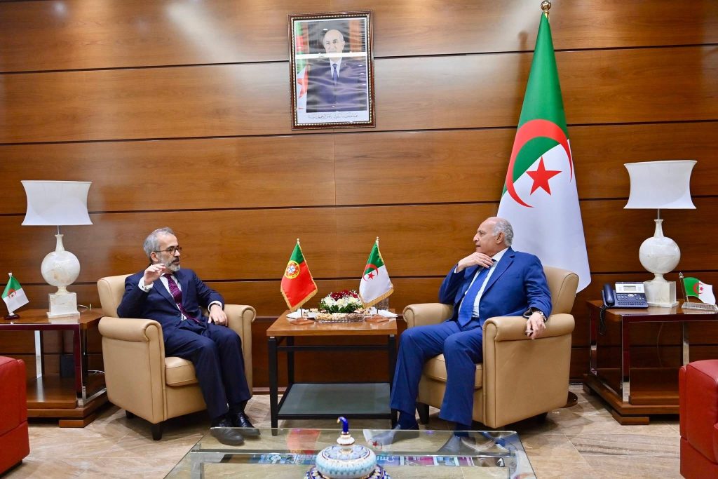 وزير الخارجية الجزائري يبحث مع نظيره البرتغالي تعزيز العلاقات الثنائية