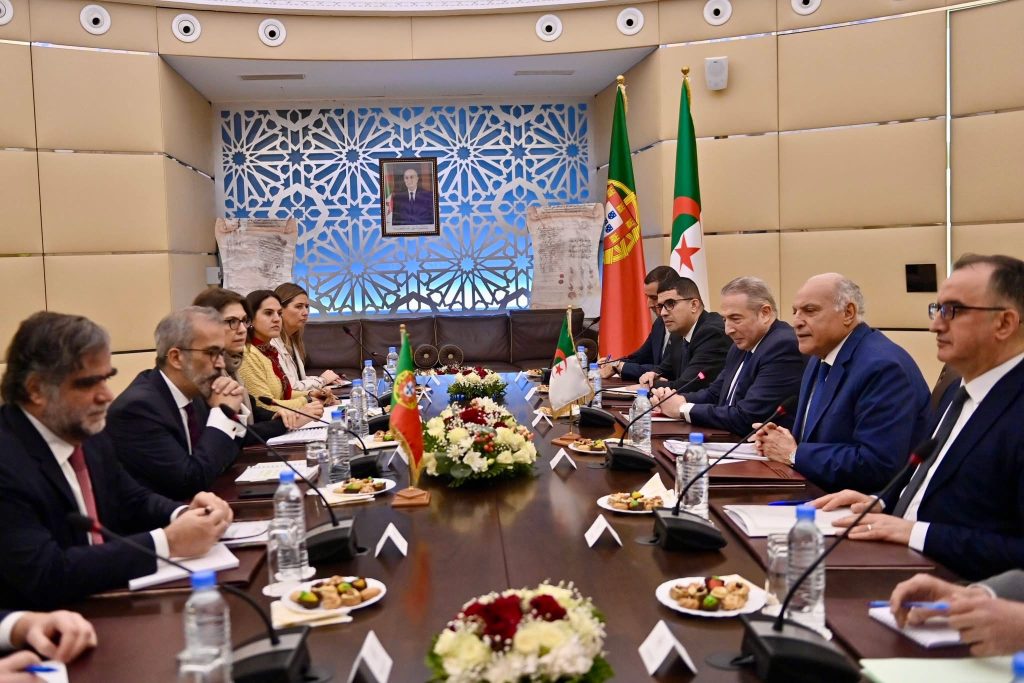 وزير الخارجية الجزائري يبحث مع نظيره البرتغالي تعزيز العلاقات الثنائية