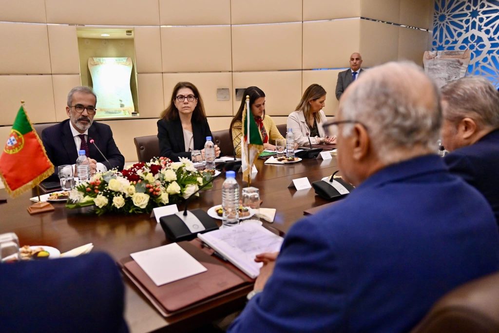 وزير الخارجية الجزائري يبحث مع نظيره البرتغالي تعزيز العلاقات الثنائية