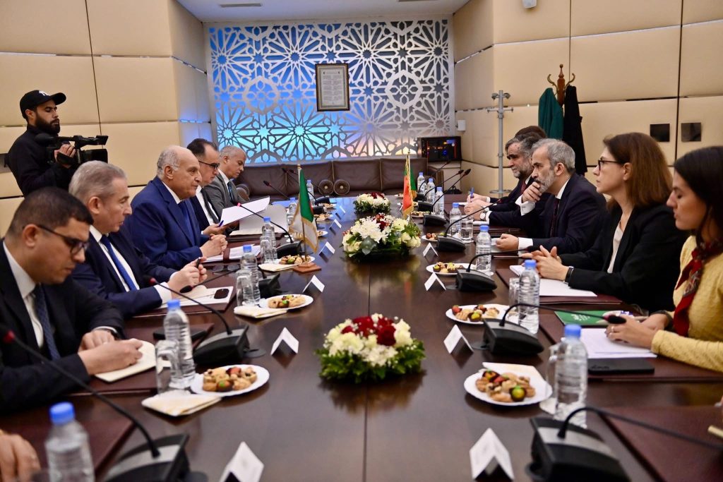 وزير الخارجية الجزائري يبحث مع نظيره البرتغالي تعزيز العلاقات الثنائية