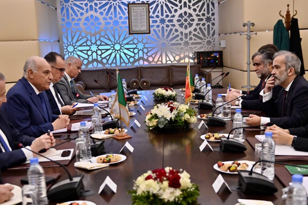 وزير الخارجية الجزائري يبحث مع نظيره البرتغالي تعزيز العلاقات الثنائية