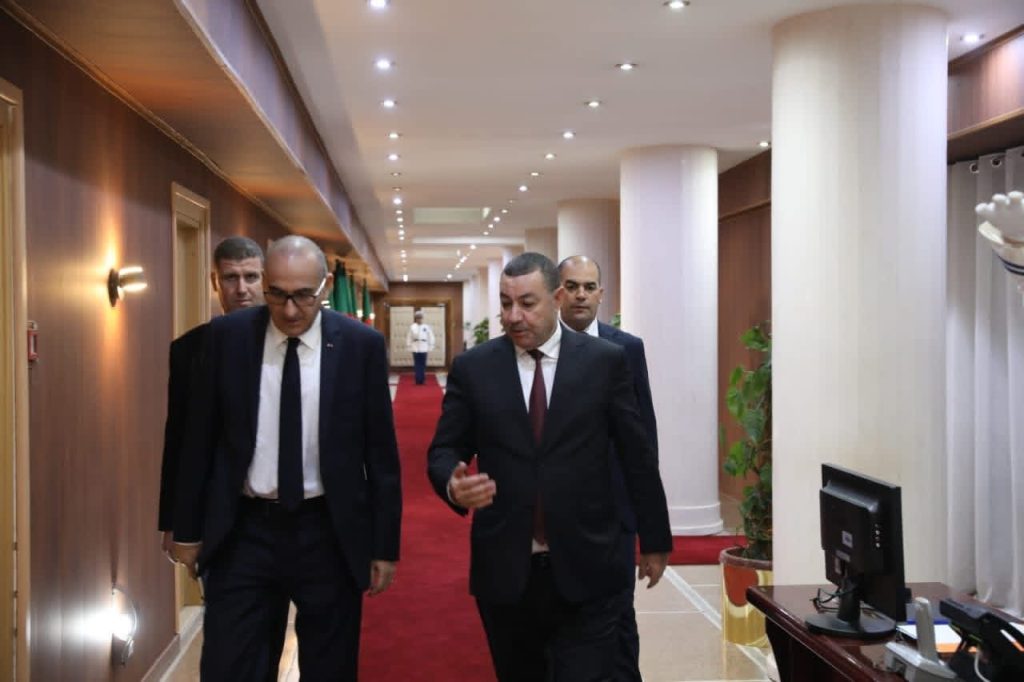 وزير الداخلية الفرنسي يحل بالجزائر..(تغطية خاصة)