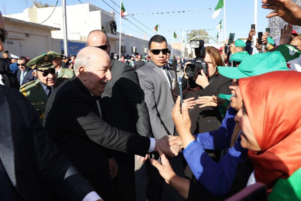 الرئيس تبون يخص باستقبال شعبي حاشد في بشار