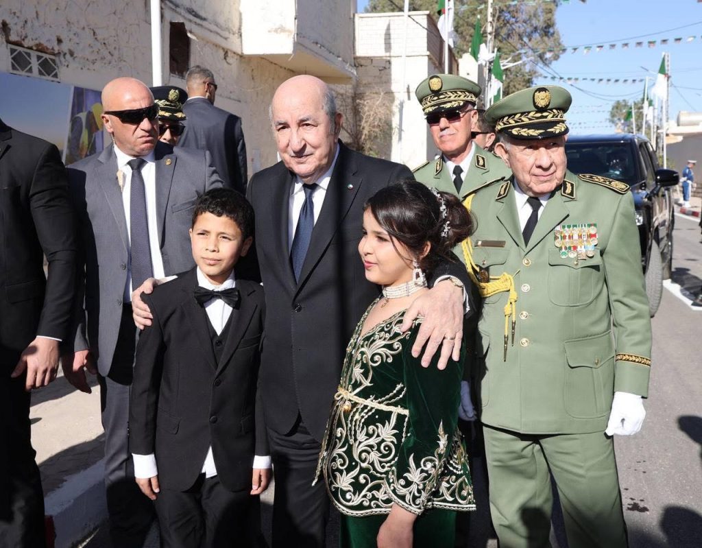 الرئيس تبون يخص باستقبال شعبي حاشد في بشار