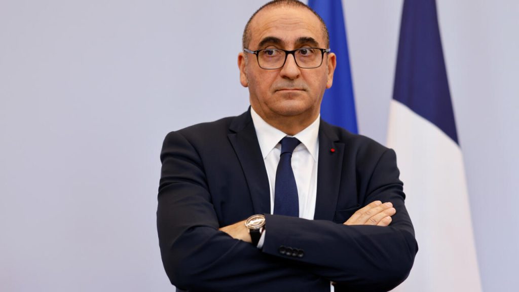 وزير الداخلية الفرنسي منتظر في الجزائر.. زيارة الفرصة الأخيرة!