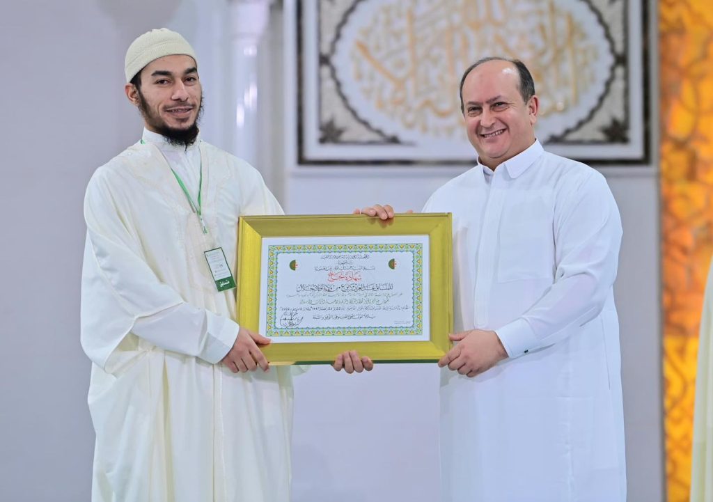 الوزير الأول الجزائري يشرف على مراسم إحياء ليلة القدر (جامع الجزائر )