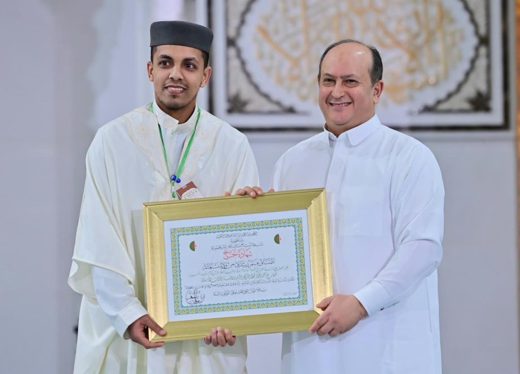 الوزير الأول الجزائري يشرف على مراسم إحياء ليلة القدر (جامع الجزائر )