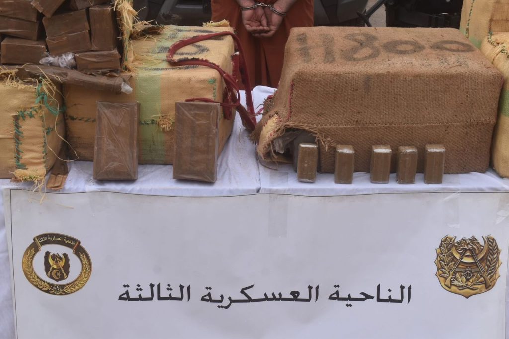 الجيش الجزائري يُحبط محاولة ادخال أزيد من 10 قناطير كيف مغربي