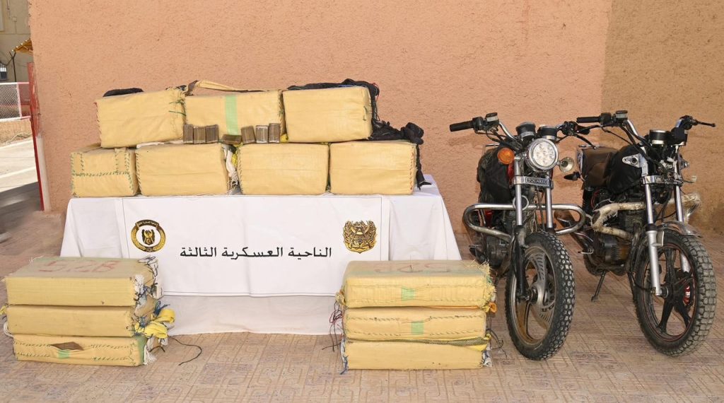 الجيش الجزائري يُحبط محاولة ادخال أزيد من 10 قناطير كيف مغربي