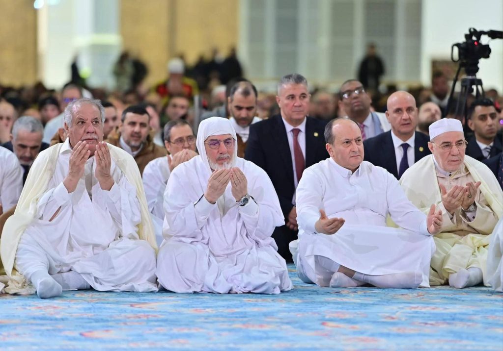 الوزير الأول الجزائري يشرف على مراسم إحياء ليلة القدر (جامع الجزائر )