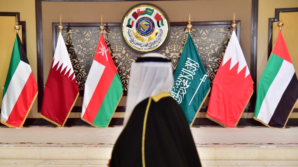 إيران تطالب دول الخليج بتعويضات تقدر بـ 100 مليار دولار