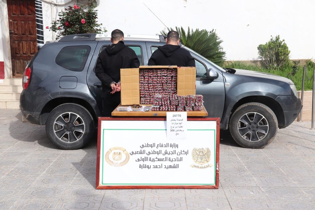 الجيش الجزائري يتصدى لمحاولة إغراق البلاد بـ 12 قنطارا من الكيف قادم من المغرب