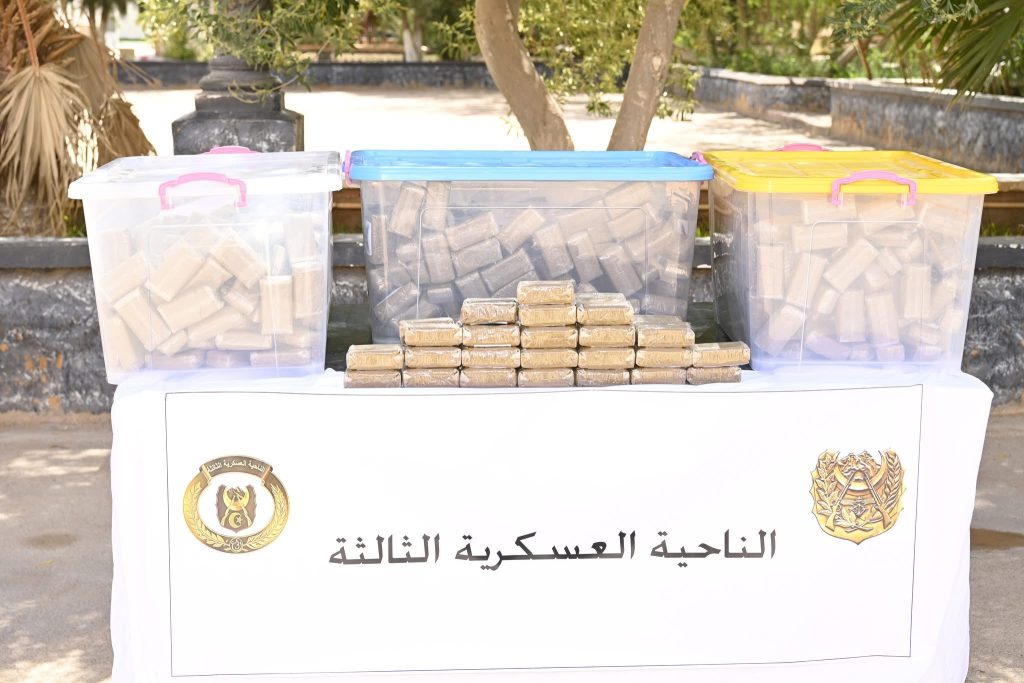 الجيش الجزائري يتصدى لمحاولة إغراق البلاد بـ 12 قنطارا من الكيف قادم من المغرب