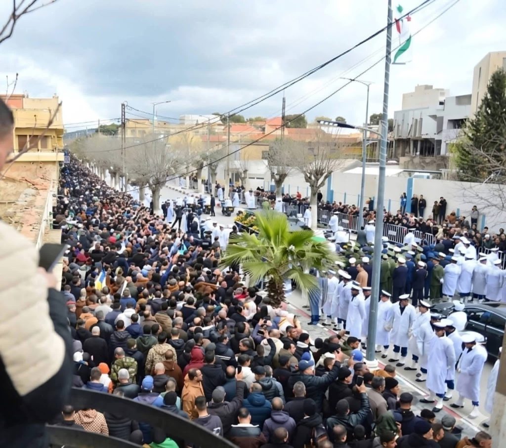 الجزائريون يشيعون جثمان الرئيس الأسبق اليامين زروال (تغطية خاصة)