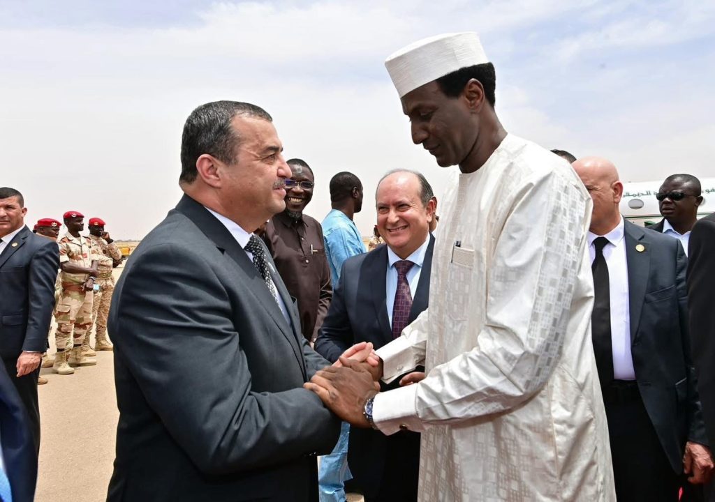 الوزير الأول الجزائري يحل بالنيجر.. مشاريع استراتيجية كبرى على الأجندة