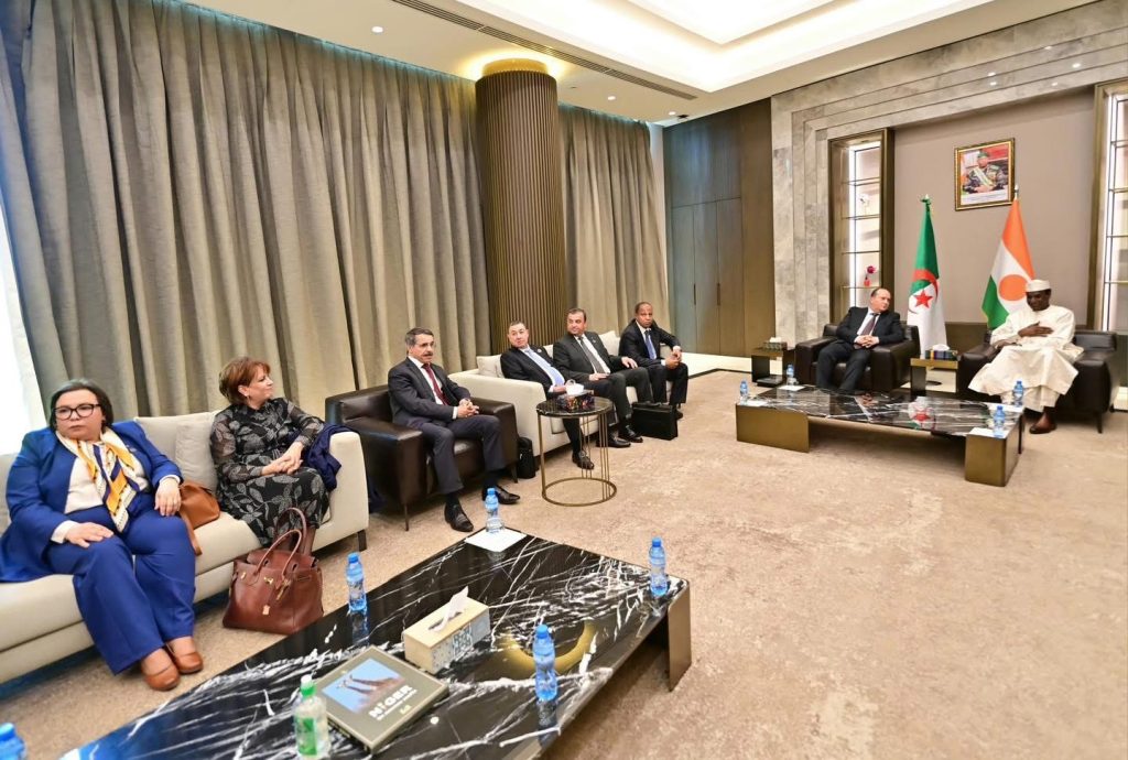 الوزير الأول الجزائري يحل بالنيجر.. مشاريع استراتيجية كبرى على الأجندة