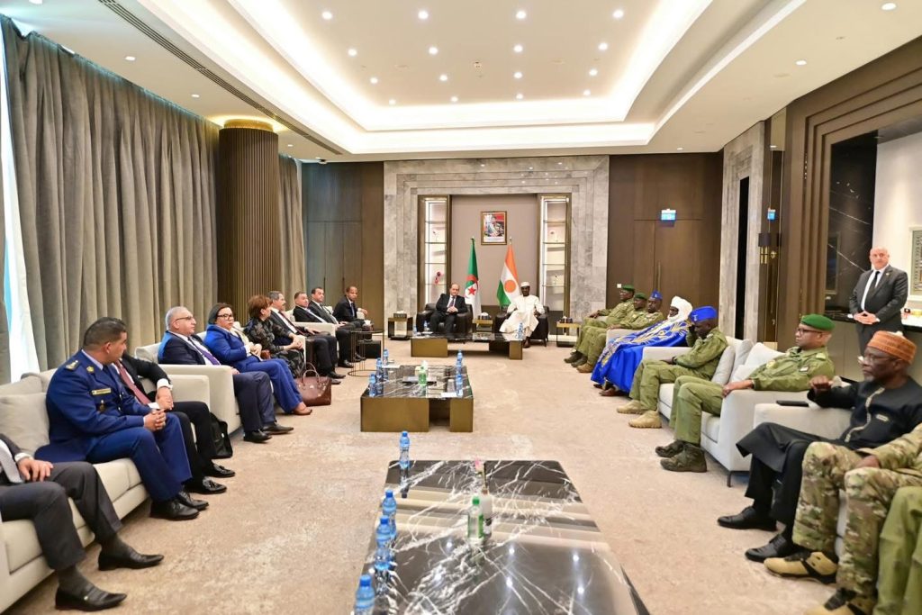 الوزير الأول الجزائري يحل بالنيجر.. مشاريع استراتيجية كبرى على الأجندة