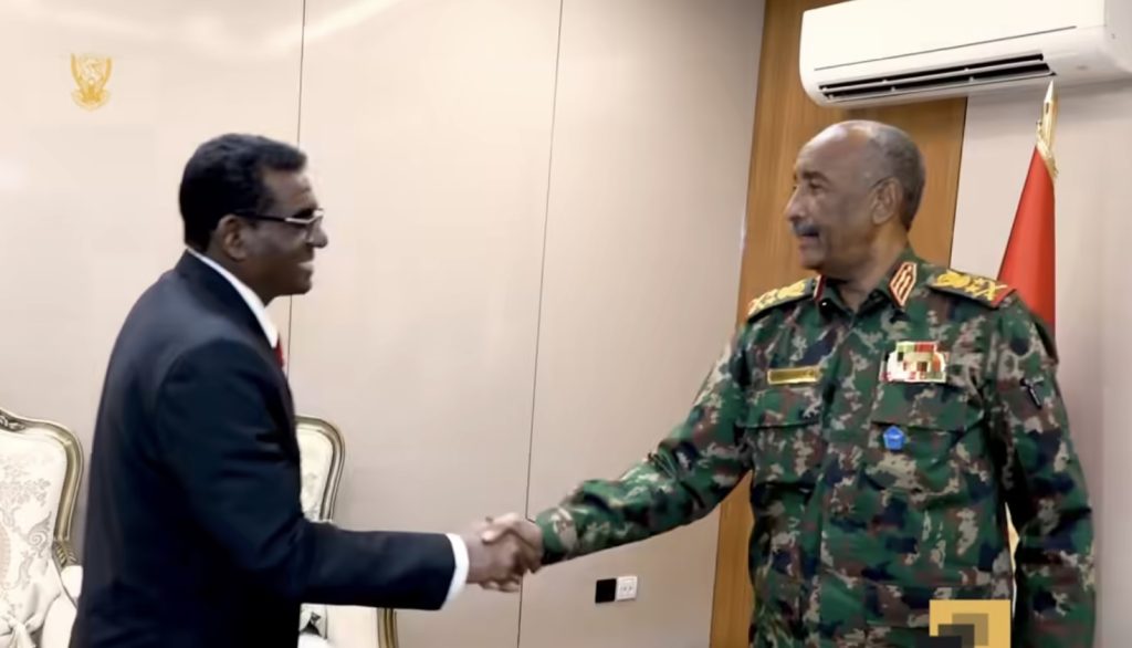 البرهان يوجه تعليمات بتعزيز العلاقات بين الجزائر والسودان