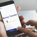 الإمارات تمنع المقيمين الأجانب من تحويل أموالهم..!