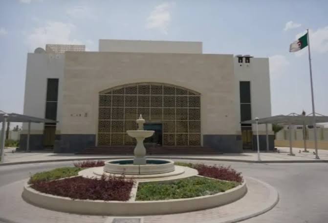 ‏سفارة الجزائر لدى ⁧‫قطر‬⁩ تدعو الجزائريين إلى عدم الانجرار وراء الشائعات