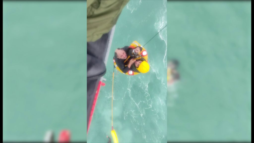 القوات البحرية الجزائرية تنقذ شخصين إثر إنقلاب زورق غرب البلاد