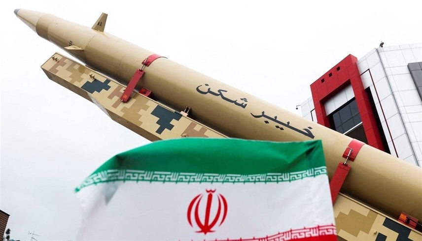 إيران تستهدف قاعدة الظفرة الأمريكية بالإمارات
