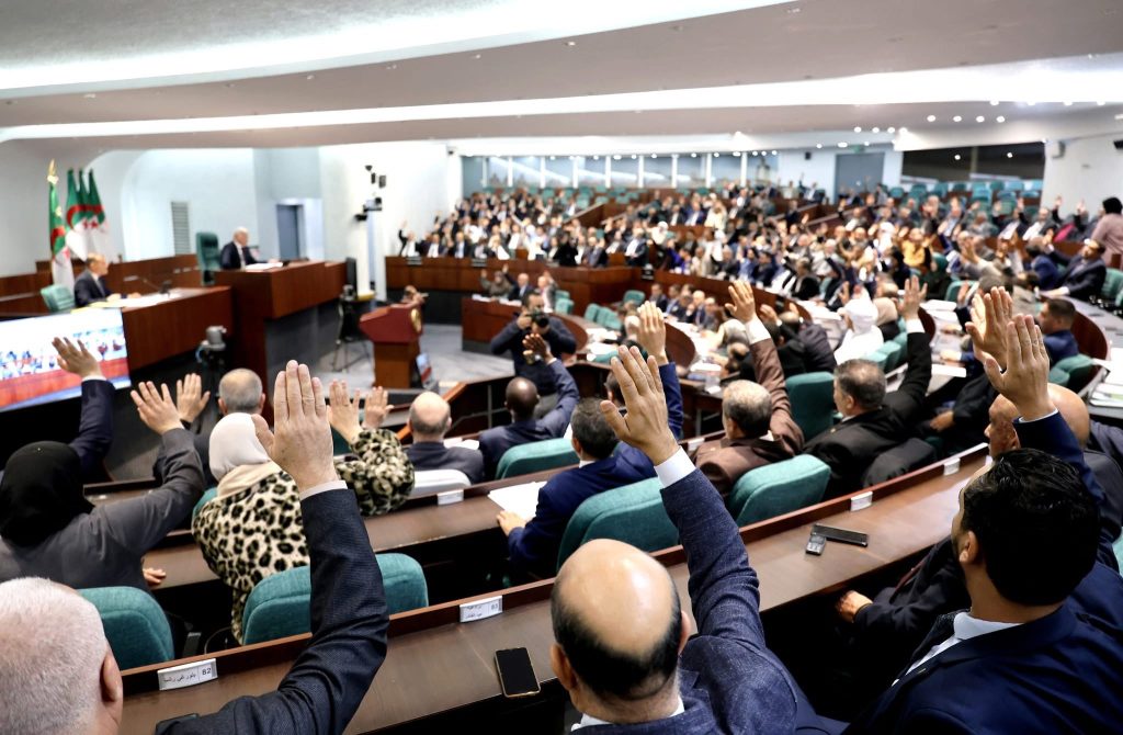 البرلمان الجزائري يصادق على القانون العضوي المتعلق بالأحزاب السياسية