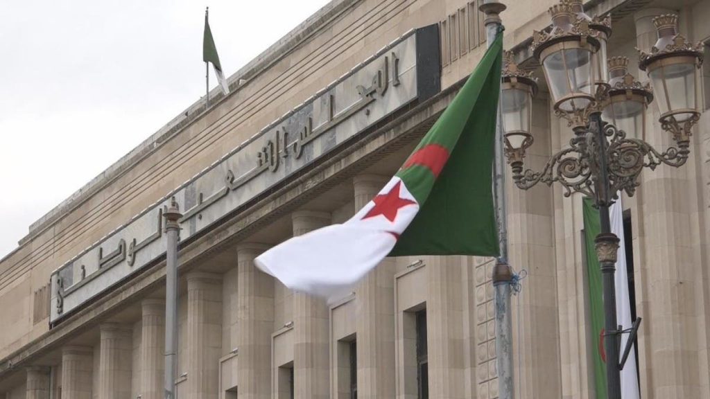 البرلمان الجزائري يصادق على القانون العضوي المتعلق بالأحزاب السياسية