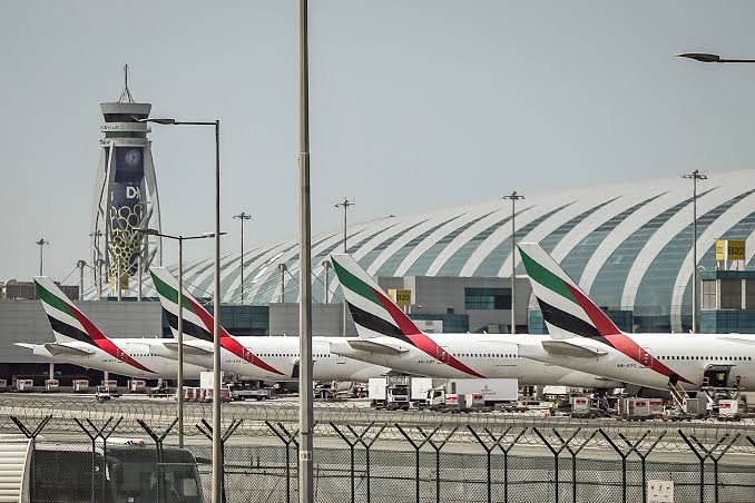 الإمارات تغلق مجالها الجوي