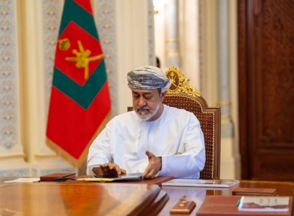 سلطان عمان يهنئ مجتبى خامنئي على تنصيبه خلفا لوالده