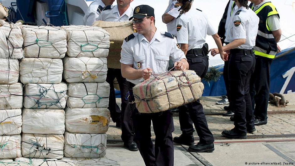 من الحشيش إلى الكلاشنكوف.. هكذا تعمل “المافيا المغربية” على تسليح عصابات المخدرات في إسبانيا