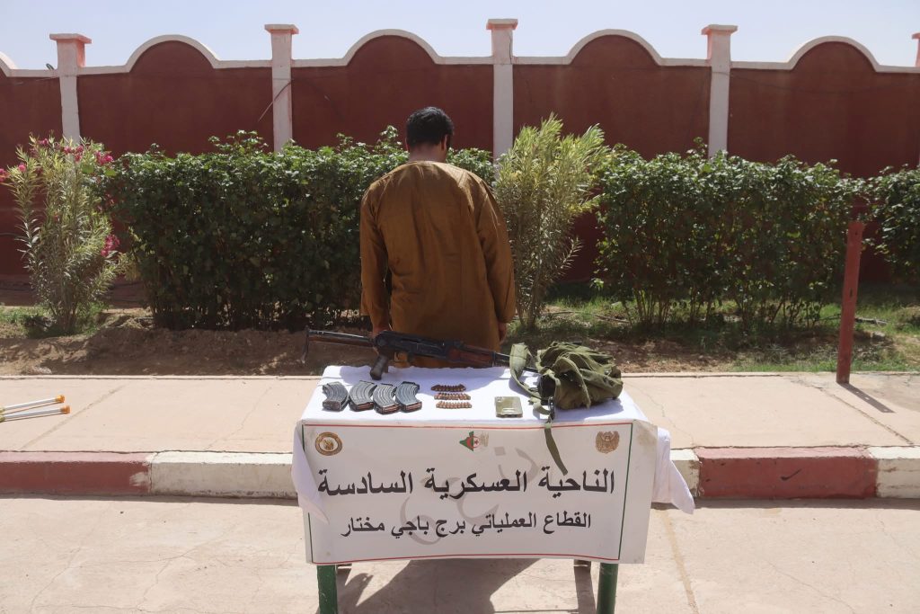 الجيش الجزائري يحجز مليون قرص مهلوس و4 قناطير كيف قادم من المغرب
