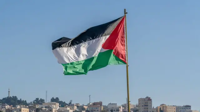 وزير خارجية عمان: لن نطبع العلاقات مع إسرائيل ولن ننضم إلى مجلس السلام