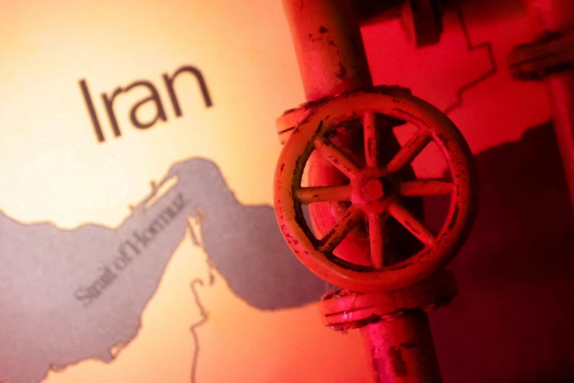 إيران تفرض رسوماً على عبور السفن في مضيق هرمز