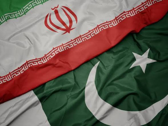  إيران تمنح باكستان إذنا لعبور سفنها عبر مضيق هرمز