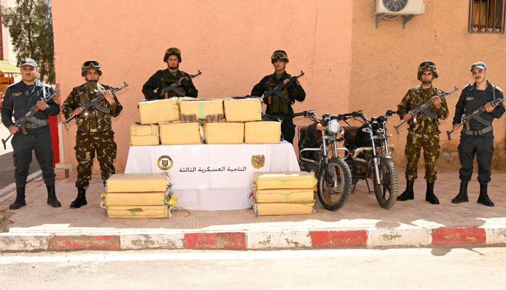 الجيش الجزائري يُحبط محاولة ادخال أزيد من 10 قناطير كيف مغربي