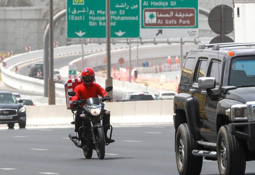 الحرب في الخليج تكشف هشاشة أوضاع العمال الوافدين في الإمارات