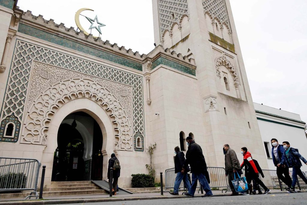 وسم “الحلال” في فرنسا.. حملة قذرة ضد مسجد باريس والجزائر !